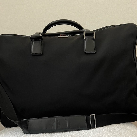 Like New! Large Gucci Leather & Vinyl/Canvas Suitcase, Purchased in Rome in 00’s - Picture 6 of 14